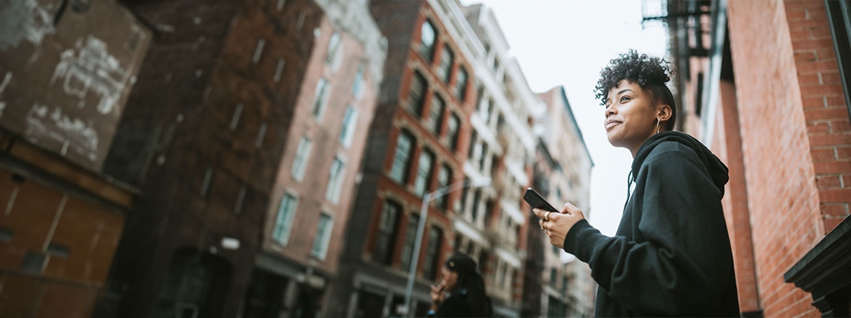 Mulher utilizando smartphone